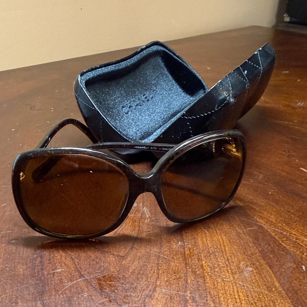 CHANEL Tortoise Shell‎ Sunglasses with Black Case